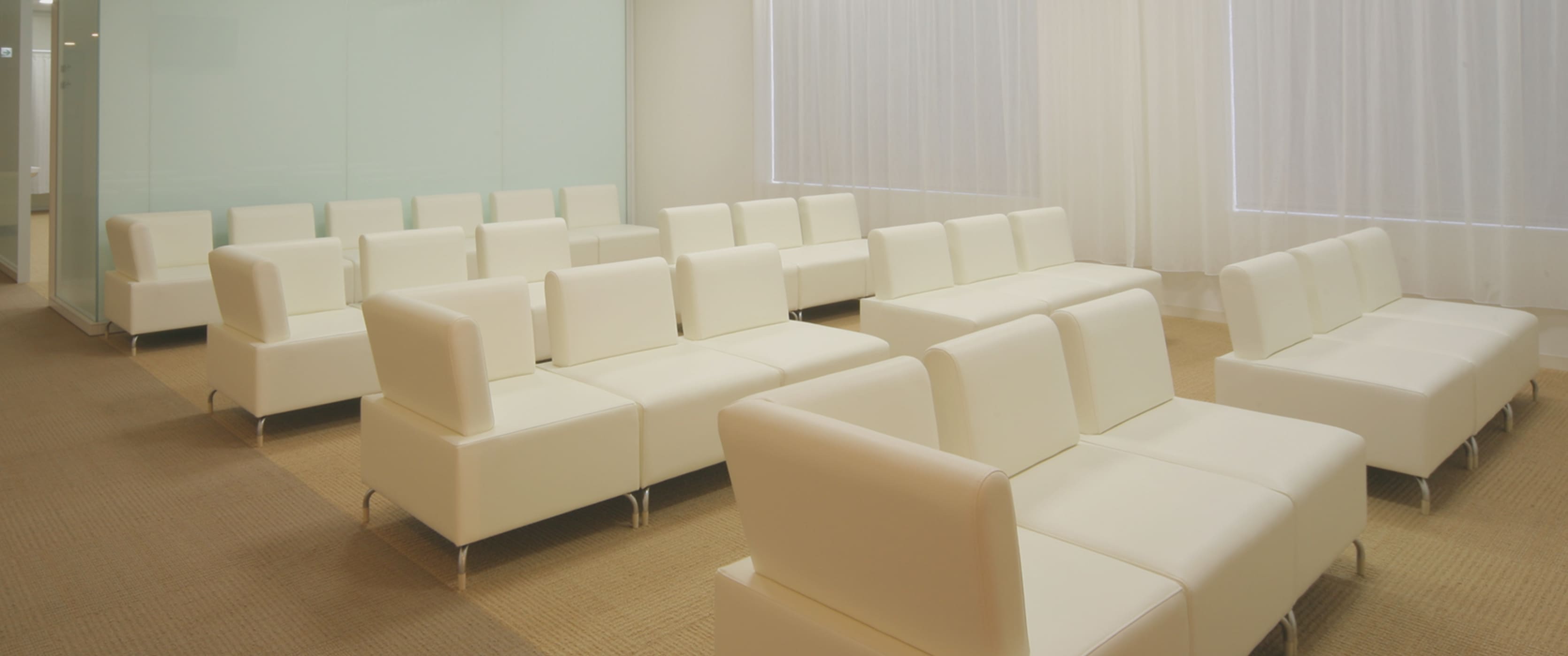 白いソファーが並ぶ浜田病院健診センターの待合室