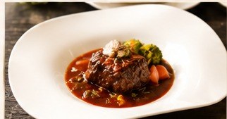 牛ホホ肉の赤ワイン煮込み